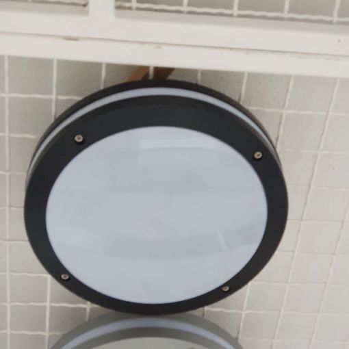 Slika Plafonska okrugla Svetiljka 2xE27, IP54. Telo svetiljke Izliveno od Aluminijuma, plastificirana, Crne boje, dimenzije: fi 300 mm x h 73 mm. Šifra 6110C